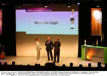 23.10.2015 - Deutsche Akademie für Fussbalkultur - Fussballgala - Verleihung Walter Bensemann Preis 2015 JüRa - Katrin Müller-Hohenstein (Moderatorin) mit Marcelo Lippi (Fussballtrainer)