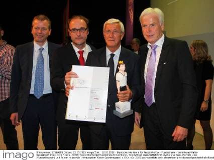 23.10.2015 - Deutsche Akademie für Fussbalkultur - Fussballgala - Verleihung Walter Bensemann Preis 2015 JüRa - Ulrich Maly (Oberbürgermeister Stadt Nürnberg), Toni Schnell (Geschäftsführer Olympia Verlag), Marcelo Lippi (Fussballtrainer) und Rainer Holzschuh (Herausgeber Kicker Sportmagazin) v.l.n.r.
