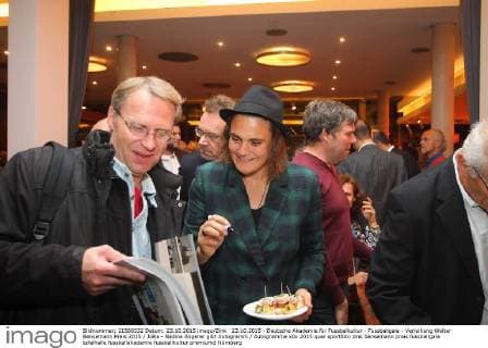 23.10.2015 - Deutsche Akademie für Fussbalkultur - Fussballgala - Verleihung Walter Bensemann Preis 2015 JüRa - Nadine Angerer gibt Autogramm Autogramme