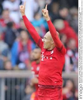 Arjen ROBBEN, FCB 10 Torjubel, Jubel nach dem Tor zum 1-0, Jubel, Freude, Emotionen, Feiern, Lachen, jubelt, freuen, reisst die Arme hoch, ballt die Faust , Portrait, Portr?t FC BAYERN MUENCHEN - 1.FC KOELN Fussball 1. Bundesliga , Muenchen, am 24.10.2015, 10.Spieltag, Saison 2015 2016, 1.Liga, 1.Bundesliga, FCB