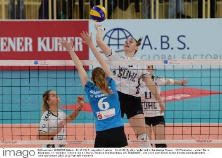 24.10.2015, xtkx, Volleyball 1. Bundesliga Frauen , VC Wiesbaden - Volley Stars Thüringen, v.l. Veronika Trnkova (Volley Stars), Rebecca Schaeperklaus (VC Wiesbaden),