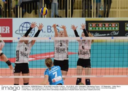 24.10.2015, xtkx, Volleyball 1. Bundesliga Frauen , VC Wiesbaden - Volley Stars Thüringen, v.l. Erika Salanciaova (Volley Stars), Esther van Berkel (VC Wiesbaden), Veronika Trnkova (Volley Stars), Dominika Drobnakova (Volley Stars),