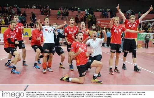 Volleyball 1. Bundesliga Saison 2015 2016 TV Rottenburg - Netzhoppers KW Bestensee 24.10.2015 Teamjubel nach dem Sieg 