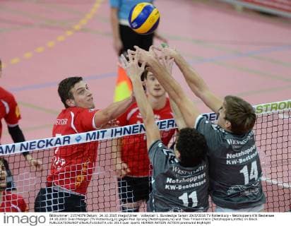 Volleyball 1. Bundesliga Saison 2015 2016 TV Rottenburg - Netzhoppers KW Bestensee 24.10.2015 Sven Metzger (TV Rottenburg,li) gegen Paul Sprung (Netzhoppers,re) und Theo Timemrmann (Netzhoppers,mitte) im Block 