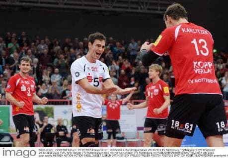 Volleyball 1. Bundesliga Saison 2015 2016 TV Rottenburg - Netzhoppers KW Bestensee 24.10.2015 Jubel TVR, Willy Belizer (TV Rottenburg,mitte) mit Moritz Karlitzek (TV Rottenburg,re) 