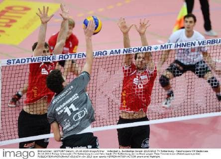 Volleyball 1. Bundesliga Saison 2015 2016 TV Rottenburg - Netzhoppers KW Bestensee 24.10.2015 Philipp Jankowski (TV Rottenburg,li) und Felix Isaak (TV Rottenburg,re) im Block gegen Theo Timmermann (Netzhoppers,mitte) 