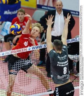Volleyball 1. Bundesliga Saison 2015 2016 TV Rottenburg - Netzhoppers KW Bestensee 24.10.2015 Dirk Mehlberg (TV Rottenburg,li) gegen Matthias Boehme (Netzhoppers,re) 