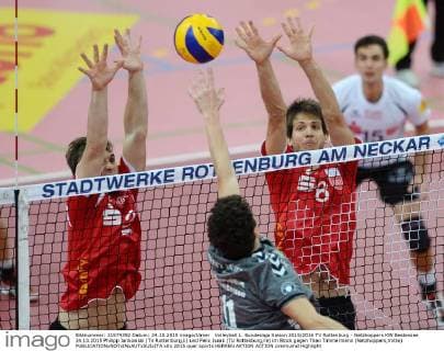 Volleyball 1. Bundesliga Saison 2015 2016 TV Rottenburg - Netzhoppers KW Bestensee 24.10.2015 Philipp Jankowski (TV Rottenburg,li) und Felix Isaak (TV Rottenburg,re) im Block gegen Theo Timmermann (Netzhoppers,mitte) 