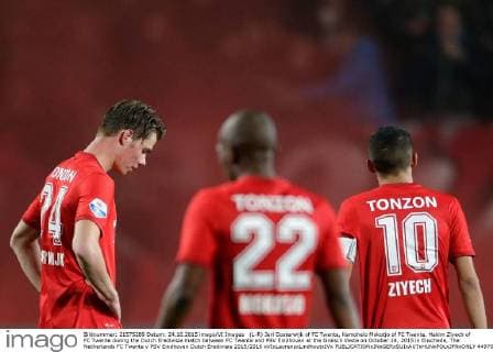 (L-R) Jari Oosterwijk of FC Twente, Kamohelo Mokotjo of FC Twente, Hakim Ziyech of FC Twente during the Dutch Eredivisie match between FC Twente and PSV Eindhoven at the Grolsch Veste on October 24, 2015 in Enschede, The Netherlands FC Twente v PSV Eindhoven Dutch Eredivisie 2015 2016 xVIxLaurensxLindhoutxIVx 4497052