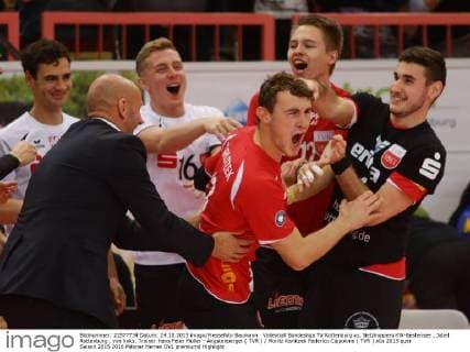 Volleyball Bundesliga TV Rottenburg vs. Netzhoppers KW-Bestensee , Jubel Rottenburg , von links: Trainer Hans Peter Müller - Angstenberger ( TVR ) Moritz Karlitzek Federico Cippolone ( TVR )
