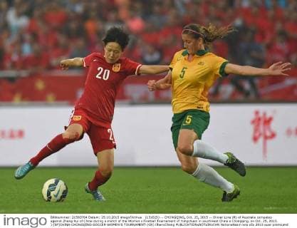 (151025) -- CHONGQING, Oct. 25, 2015 -- Olivier Lora (R) of Australia competes against Zhang Rui of China during a match of the Women s Football Tournament of Yongchuan in southwest China s Chongqing, on Oct. 25, 2015. ) (SP)CHINA-CHONGQING-SOCCER-WOMEN S TOURNAMENT (CN) ChenxCheng 
