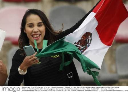 Fußball, U17 WM, Deutschland verliert gegen Mexiko Mexico s fans cheer before FIFA U-17 World Cup Chile 2015 Group C, against Germany at Fiscal de Talca stadium in Talca , Chile. 24 10 2015. Germany - Mexiko MarceloHernandez 