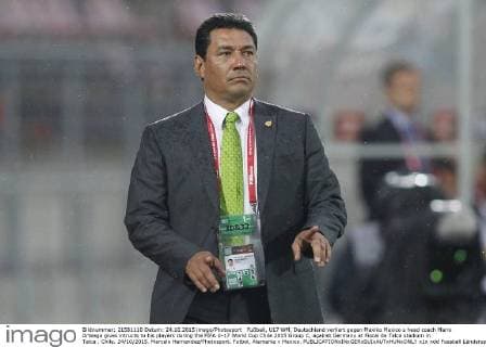 Fußball, U17 WM, Deutschland verliert gegen Mexiko Mexico s head coach Mario Arteaga gives intructs to his players during the FIFA U-17 World Cup Chile 2015 Group C, against Germany at Fiscal de Talca stadium in Talca , Chile. 24 10 2015. Marcelo Hernandez Photosport. Futbol, Alemania v Mexico. 