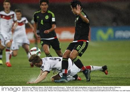 Fußball, U17 WM, Deutschland verliert gegen Mexiko German s player Johannes Eggestein, left , battles the ball against Alan Cervantes of Mexico during the FIFA U-17 World Cup Chile 2015 Group C, at Fiscal de Talca stadium in Talca , Chile. 24 10 2015. Marcelo Hernandez Photosport. Futbol, Alemania v Mexico. 
