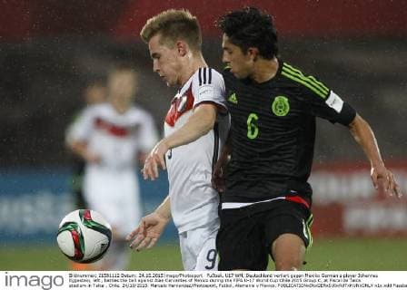 Fußball, U17 WM, Deutschland verliert gegen Mexiko German s player Johannes Eggestein, left , battles the ball against Alan Cervantes of Mexico during the FIFA U-17 World Cup Chile 2015 Group C, at Fiscal de Talca stadium in Talca , Chile. 24 10 2015. Marcelo Hernandez Photosport. Futbol, Alemania v Mexico. 