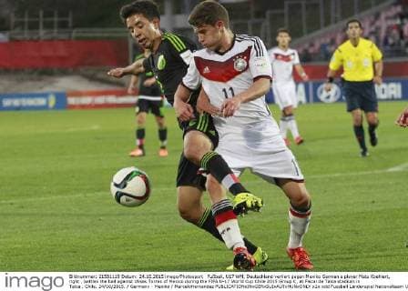 Fußball, U17 WM, Deutschland verliert gegen Mexiko German s player Mats Koehlert, right , battles the ball against Ulises Torres of Mexico during the FIFA U-17 World Cup Chile 2015 Group C, at Fiscal de Talca stadium in Talca , Chile. 24 10 2015. Germany - Mexiko MarceloHernandez 