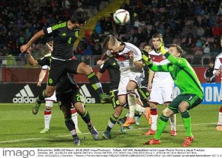 Fußball, U17 WM, Deutschland verliert gegen Mexiko Mexico s player Francisco Venegas, left , scores his goal against Germany during the FIFA U-17 World Cup Chile 2015 Group C, at Fiscal de Talca stadium in Talca , Chile. 24 10 2015. Germany - Mexiko MarceloHernandez 