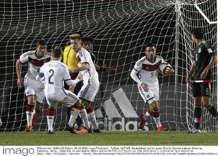 Fußball, U17 WM, Deutschland verliert gegen Mexiko German s player Johannes Eggestein, center , celebrates his goal against Mexico during the FIFA U-17 World Cup Chile 2015 Group C, at Fiscal de Talca stadium in Talca , Chile. 24 10 2015. Germany - Mexiko MarceloHernandez 