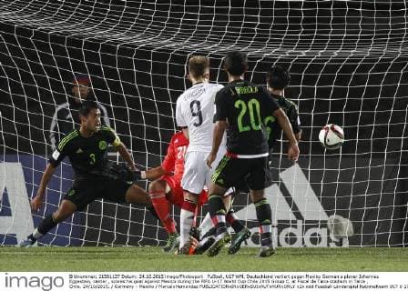 Fußball, U17 WM, Deutschland verliert gegen Mexiko German s player Johannes Eggestein, center , scores his goal against Mexico during the FIFA U-17 World Cup Chile 2015 Group C, at Fiscal de Talca stadium in Talca , Chile. 24 10 2015. Germany - Mexiko MarceloHernandez 