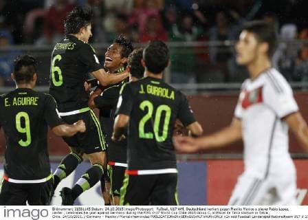 Fußball, U17 WM, Deutschland verliert gegen Mexiko Mexico s player Pablo Lopez, center , celebrates his goal against Germany during the FIFA U-17 World Cup Chile 2015 Group C, at Fiscal de Talca stadium in Talca , Chile. 24 10 2015. Germany - Mexiko MarceloHernandez 