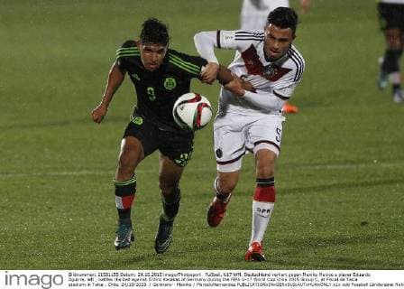 Fußball, U17 WM, Deutschland verliert gegen Mexiko Mexico s player Eduardo Aguirre, left , battles the ball against Erdinc Karakas of Germany during the FIFA U-17 World Cup Chile 2015 Group C, at Fiscal de Talca stadium in Talca , Chile. 24 10 2015. Germany - Mexiko MarceloHernandez 