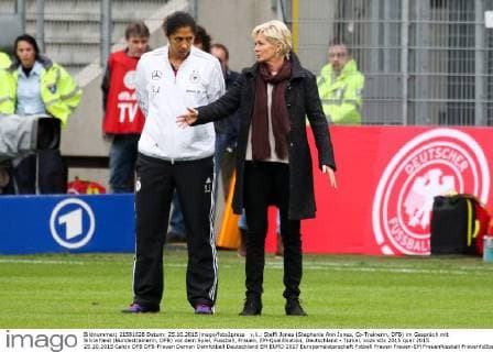 v.li.: Steffi Jones (Stephanie Ann Jones, Co-Trainerin, DFB) im Gespräch mit Silvia Neid (Bundestrainerin, DFB) vor dem Spiel, Fussball, Frauen, EM-Qualifikation, Deutschland - Türkei, xozx