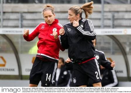 v.li.: Babett Peter (DFB, 14) und Bianca Schmidt (DFB, 2) beim Aufwärmen, Fussball, Frauen, EM-Qualifikation, Deutschland - Türkei, xozx