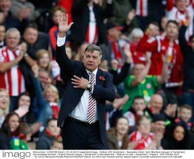 Fußball, AFC Sunderland - Newcastle United Sam Allardyce manager of Sunderland acknowledges the fans - English Premier League - Sunderland vs Newcastle Utd - Stadium of Light - Sunderland - England - 25th October 2015 - Pic Simon Bellis Sportimage EDITORIAL USE ONLY. No use with unauthorised audio, video, data, fixture lists, club league logos or live services. Online in-match use limited to 120 images, no video emulation. No use in betting, games or single club league player publications.