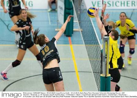 25.10.2015, Halle Berg Fidel, Muenster Volleyball, Bundesliga Frauen, USC Münster Muenster vs. SC Potsdam Angriff Wiebke Silge ( 10 Potsdam) - Block Doppelblock Leonie Schwertmann ( 18 Muenster), Sina Fuchs ( 6 Muenster)