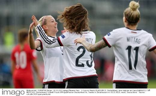 1-0 durch Mandy ISLACKER (9, Deutschland) links totjubel mit Sara DAEBRITZ DÃ BRITZ (23, Deutschland) Fußballl Frauen EM-Qualifikation Deutachland Vs. Tuerkei in Sandhausen am 25.10.2015, xmdx, Deutschland - Tuerkei