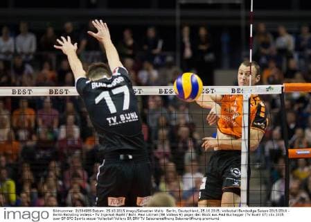 Berlin, Deutschland, 25.10.2015: Volleyball Bundesliga Saison 2015 2016 - Berlin Recycling Volleys - TV Ingersoll Buehl Bühl. Paul Lotman (BR Volleys 9) gegen den Block aus Paul Buchegger (TV Buehl 17)
