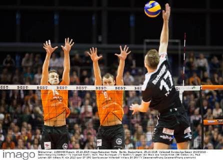 Berlin, Deutschland, 25.10.2015: Volleyball Bundesliga Saison 2015 2016 - Berlin Recycling Volleys - TV Ingersoll Buehl Bühl. Paul Buchegger (TV Buehl 17) gegen den Block aus Tomas Kmet (BR Volleys 14), Paul Lotman (BR Volleys 9)