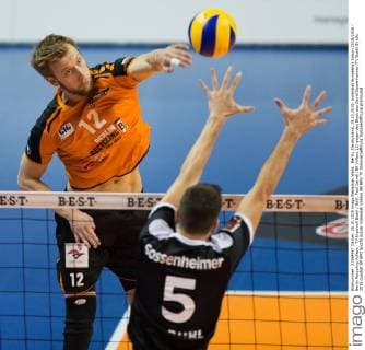 Berlin, Deutschland, 25.10.2015: Volleyball Bundesliga Saison 2015 2016 - Berlin Recycling Volleys - TV Ingersoll Buehl Bühl. Paul Carroll (BR Volleys 12) gegen den Block aus David Sossenheimer (TV Buehl 5)