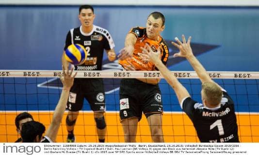 Berlin, Deutschland, 25.10.2015: Volleyball Bundesliga Saison 2015 2016 - Berlin Recycling Volleys - TV Ingersoll Buehl Bühl. Paul Lotman (BR Volleys 9) gegen den Block aus Nehemiah Alesana Mote (TV Buehl 12) und Graham Mc Ilvaine (TV Buehl 1)