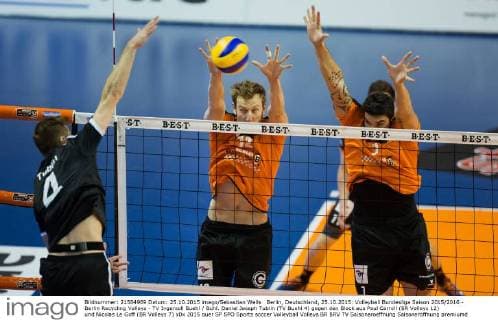 Berlin, Deutschland, 25.10.2015: Volleyball Bundesliga Saison 2015 2016 - Berlin Recycling Volleys - TV Ingersoll Buehl Bühl. Daniel Joseph Tublin (TV Buehl 4) gegen den Block aus Paul Carroll (BR Volleys 12) und Nicolas Le Goff (BR Volleys 7)
