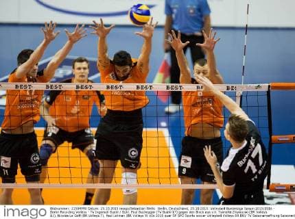 Berlin, Deutschland, 25.10.2015: Volleyball Bundesliga Saison 2015 2016 - Berlin Recycling Volleys - TV Ingersoll Buehl Bühl. Paul Buchegger (TV Buehl 17) gegen den Block aus v.li. Tsimafei Zhukouski (BR Volleys 11), Nicolas Le Goff (BR Volleys 7), Paul Lotman (BR Volleys 9)