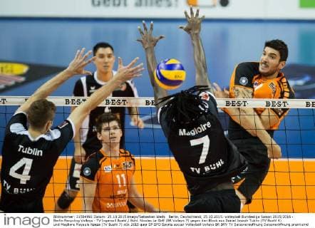 Berlin, Deutschland, 25.10.2015: Volleyball Bundesliga Saison 2015 2016 - Berlin Recycling Volleys - TV Ingersoll Buehl Bühl. Nicolas Le Goff (BR Volleys 7) gegen den Block aus Daniel Joseph Tublin (TV Buehl 4) und Magliore Mayaula Nzeza (TV Buehl 7)