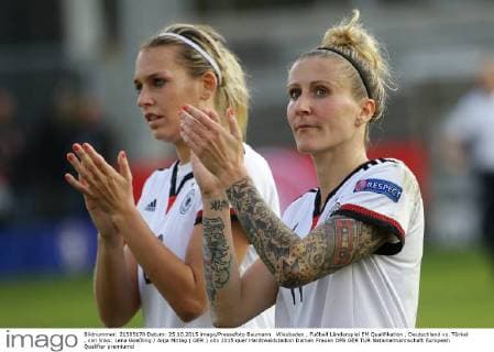 Wiesbaden , Fußball Länderspiel EM Qualifikation , Deutschland vs. Türkei , von links: Lena Goeßling Anja Mittag ( GER )