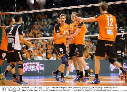 Berlin, Deutschland, 25.10.2015: Volleyball Bundesliga Saison 2015 2016 - Berlin Recycling Volleys - TV Ingersoll Buehl Bühl. Jubel v.li. Paul Lotman (BR Volleys 9), Erik Shoji (BR Volleys 2), Robert Kromm (BR Volleys 3), Tomas Kmet (BR Volleys 14), Tsimafei Zhukouski (BR Volleys 11), Paul Carroll (BR Volleys 12)