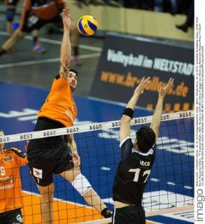 Berlin, Deutschland, 25.10.2015: Volleyball Bundesliga Saison 2015 2016 - Berlin Recycling Volleys - TV Ingersoll Buehl Bühl. Nicolas Le Goff (BR Volleys 7) gegen den Block aus Nehemiah Alesana Mote (TV Buehl 12)