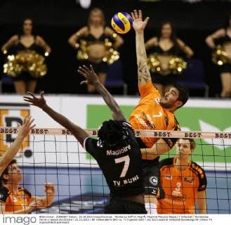 Nicolas Le Goff im Angriff, Magloire Mayaula Nzeza Volleyball Bundesliga Herren Saison 2015 2016 25.10.2015 BR Volleys Berlin BRV vs. TV Ingersoll Bühl