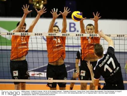 Tsimafei Zhukouski, Tomas Kmet, Paul Lotman Blockabwehr, Paul Buchegger im Angriff Volleyball Bundesliga Herren Saison 2015 2016 25.10.2015 BR Volleys Berlin BRV vs. TV Ingersoll Bühl