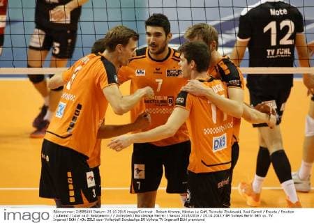 Robert Kromm, Nicolas Le Goff, Tsimafei Zhukouski, Paul Carroll Freude Emotion jubelnd Jubel nach Satzgewinn Volleyball Bundesliga Herren Saison 2015 2016 25.10.2015 BR Volleys Berlin BRV vs. TV Ingersoll Bühl