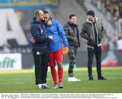Nach dem Spiel Trainer Torsten Lieberknecht (Eintracht Braunschweig) mit dem ex Braunschweiger Smail Morabit (1. FC Heidenheim), hinten v.l. Mirko Boland (Eintracht Braunschweig) und Marc Pfitzner (Eintracht Braunschweig)