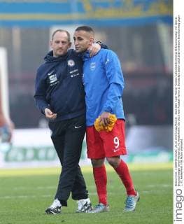 Nach dem Spiel Trainer Torsten Lieberknecht (Eintracht Braunschweig) mit dem ex Braunschweiger Smail Morabit (1. FC Heidenheim)