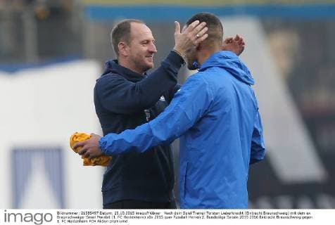 Nach dem Spiel Trainer Torsten Lieberknecht (Eintracht Braunschweig) mit dem ex Braunschweiger Smail Morabit (1. FC Heidenheim)