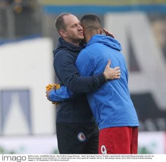Nach dem Spiel Trainer Torsten Lieberknecht (Eintracht Braunschweig) mit dem ex Braunschweiger Smail Morabit (1. FC Heidenheim)