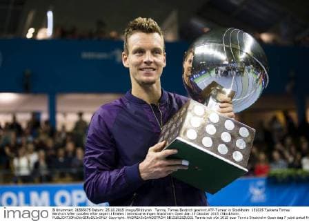 Tennis, Tomas Berdych gewinnt ATP-Turnier in Stockholm 151025 Tjekiens Tomas Berdych lyfter pokalen efter segern i finalen i tennisturneringen Stockholm Open den 25 Oktober 2015 i Stockholm.  Copyright: ANDREASxSANDSTRÖM BB151025ZU001