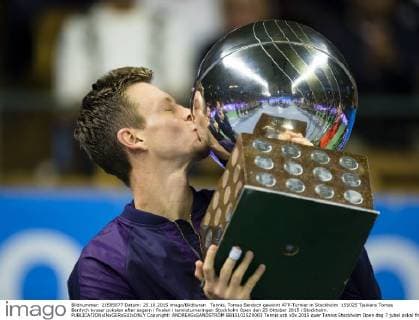 Tennis, Tomas Berdych gewinnt ATP-Turnier in Stockholm 151025 Tjekiens Tomas Berdych kysser pokalen efter segern i finalen i tennisturneringen Stockholm Open den 25 Oktober 2015 i Stockholm.  Copyright: ANDREASxSANDSTRÖM BB151025ZX003