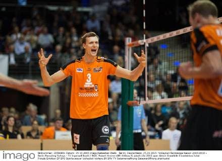 Berlin, Deutschland, 25.10.2015: Volleyball Bundesliga Saison 2015 2016 - Berlin Recycling Volleys - TV Ingersoll Buehl Bühl. Robert Kromm (BR Volleys 3) jubelt